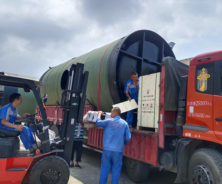 我司用戶定制玻璃鋼一體化預制泵站生產完成裝車發(fā)貨現場,應用鹽亭污水收集提升項目!